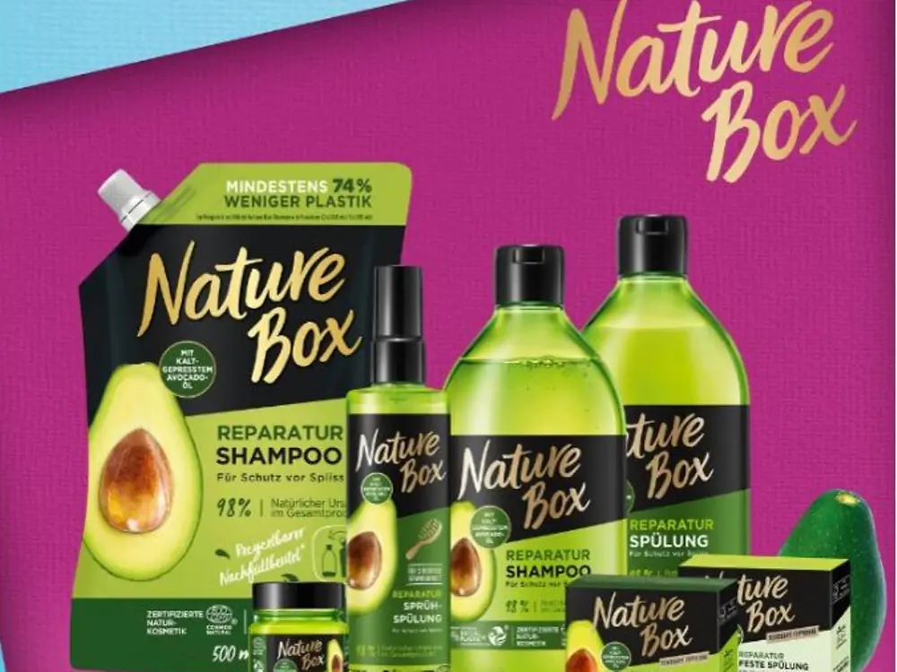ผลิตภัณฑ์ Nature Box ขวดสีเขียวข้างหน้าพื้นหลังสีชมพู