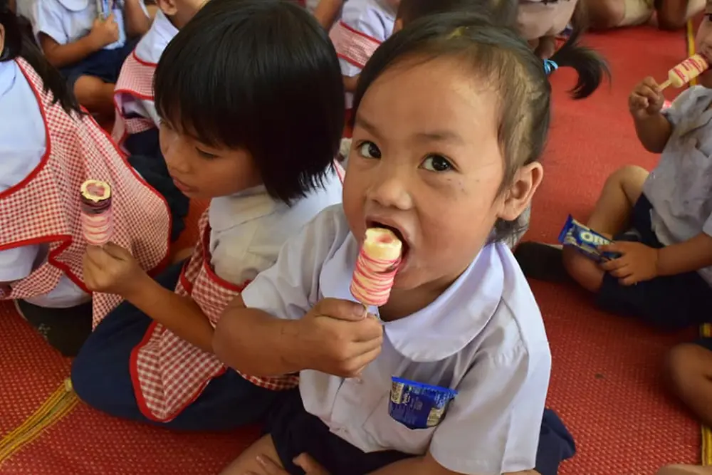 เด็กๆ กินไอศกรีมอย่างมีความสุขหลังอาหารเช้า