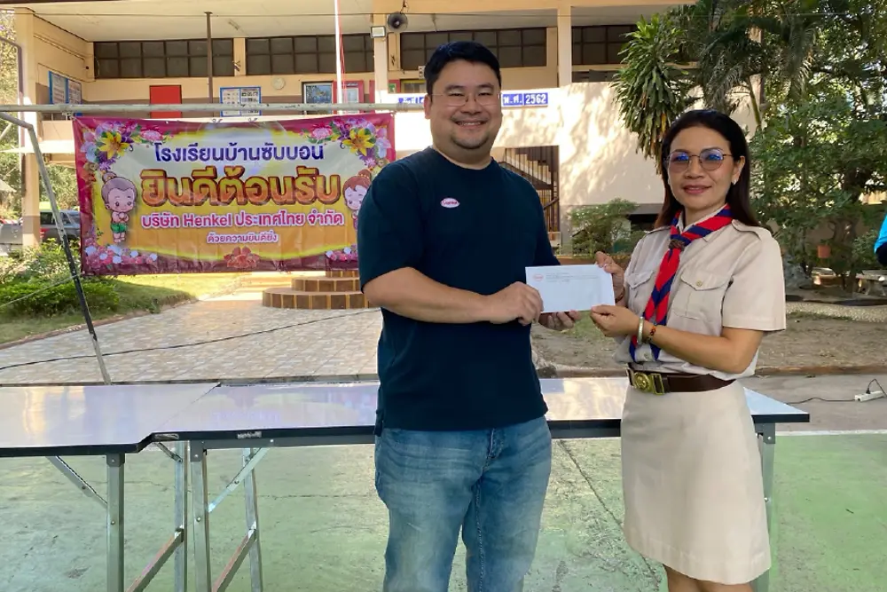 นายพูนเพิ่ม ชยางคเสน ผู้จัดการทั่วไป เฮงเค็ลบิวตี้แคร์รีเทล ประเทศไทยเป็นตัวแทนในการมอบเงินช่วยเหลือสนับสนุนโครงการ “อาหารเช้าเพื่อนักเรียน”