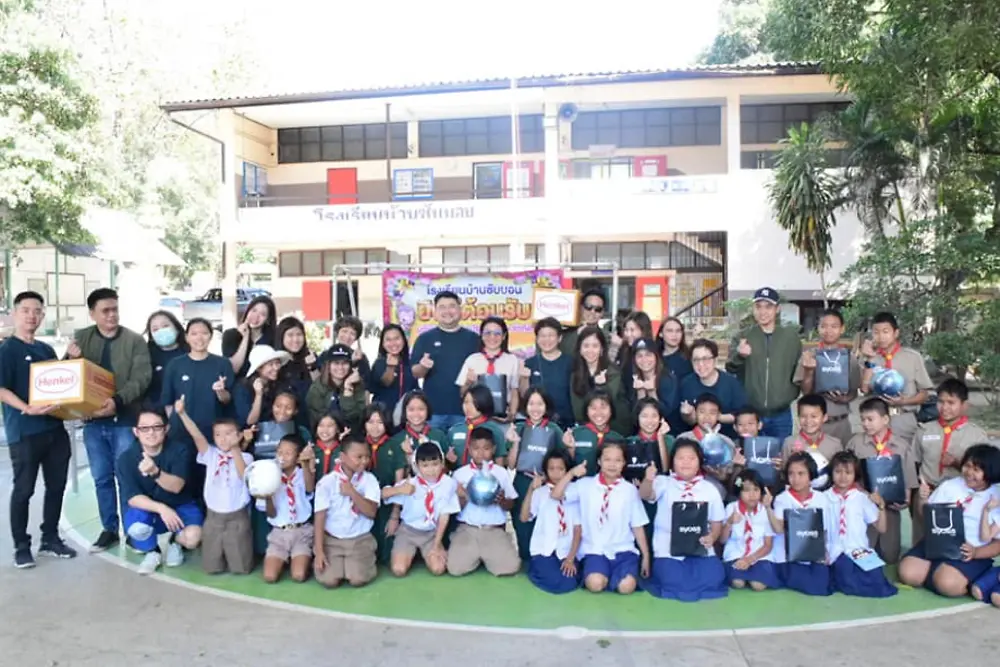 เด็กๆ รับมอบชุดเครื่องเขียนและชุดนักเรียนจากพนักงานเฮงเค็ล