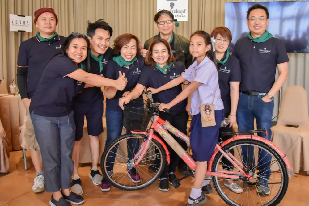 หนึ่งในห้าทีมงานที่ร่วมกันประกอบจักรยาน