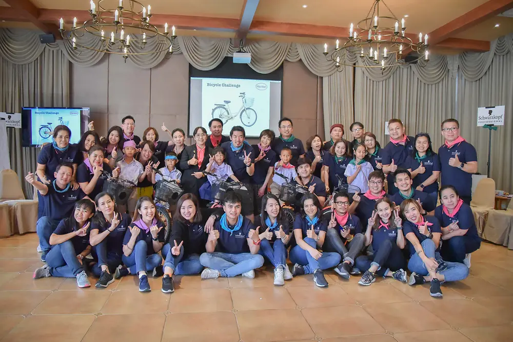 พนักงานเฮงเค็ลกับเด็กนักเรียนทั้ง 5 คน ที่ได้รับจักรยาน