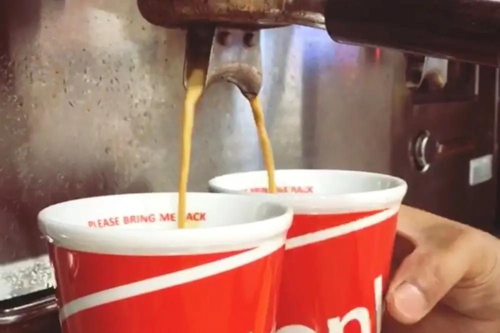 เติมกาแฟลงในแก้วกาแฟ