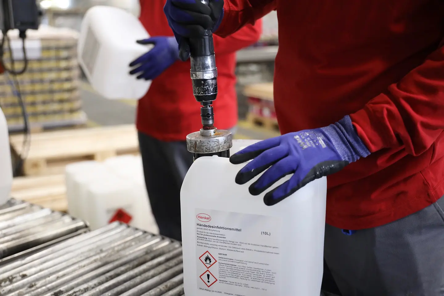 Henkel donates around 50,000 liters of disinfectant.