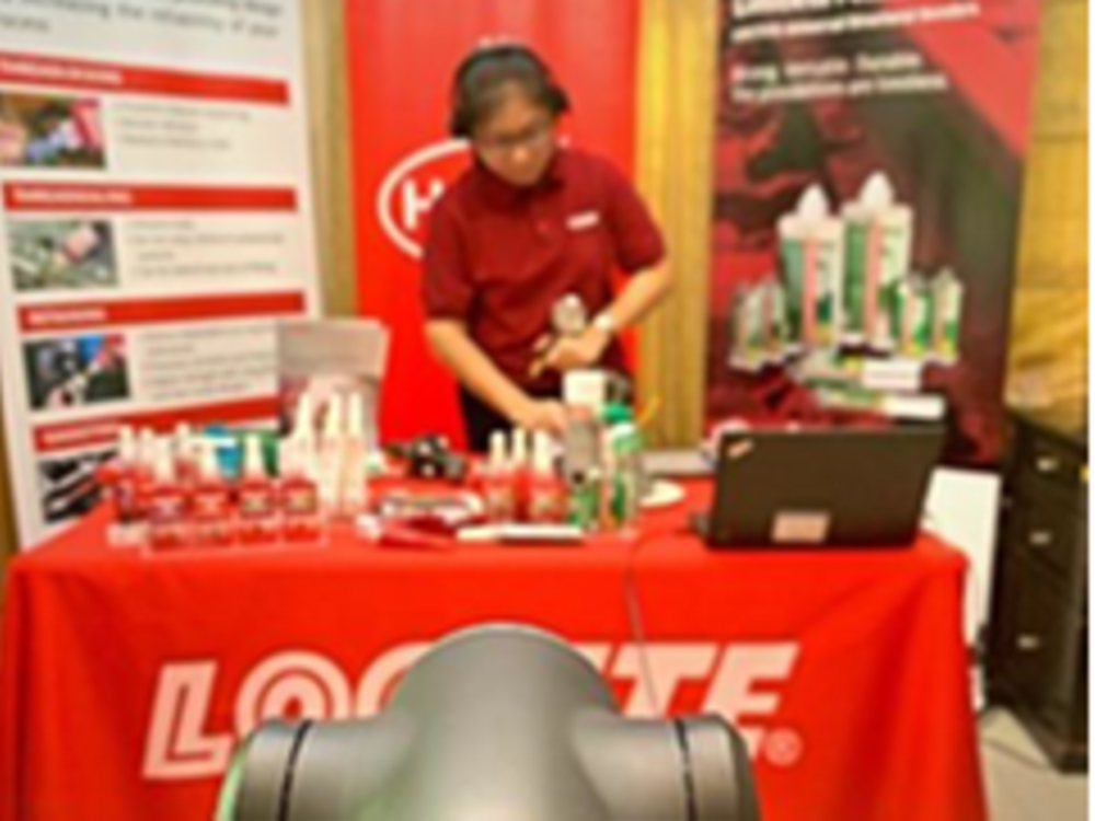 พนักงานของกลุ่มธุรกิจเทคโนโลยีกาว เตรียมการจัดแสดงสินค้า Loctite สำหรับการทำเวิร์คชอปจำลอง