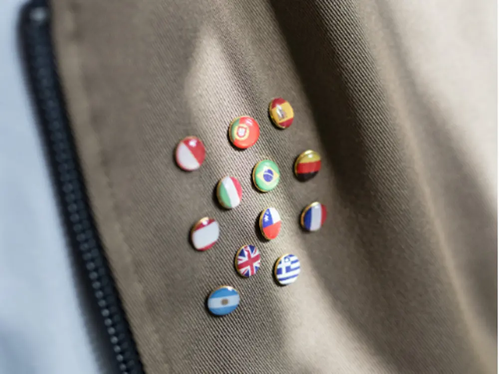 เข็มกลัดรูปธงต่างๆจากทั่งโลกติดอยู่บนเสื้อแจ็คเก็ต