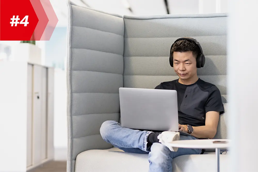 พนักงานของ Henkel ชื่อ Hao ตำแหน่ง Head of Mobile App Factory ใส่หูฟังและใช้งานคอมพิวเตอร์