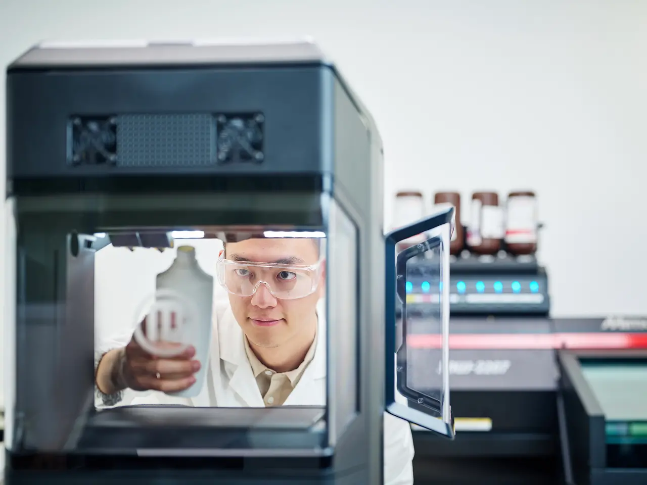 
Henkel expert leverages 3D printers for rapid prototyping and iteration of product packaging, accelerating the development of innovative projects.