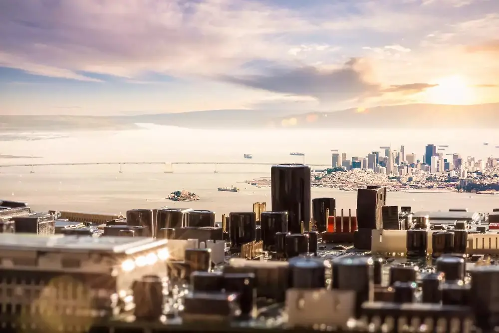 มุมมองเส้นขอบฟ้าของเมืองที่มีอาคารสมัยใหม่ภายใต้ท้องฟ้ายามพระอาทิตย์ตก