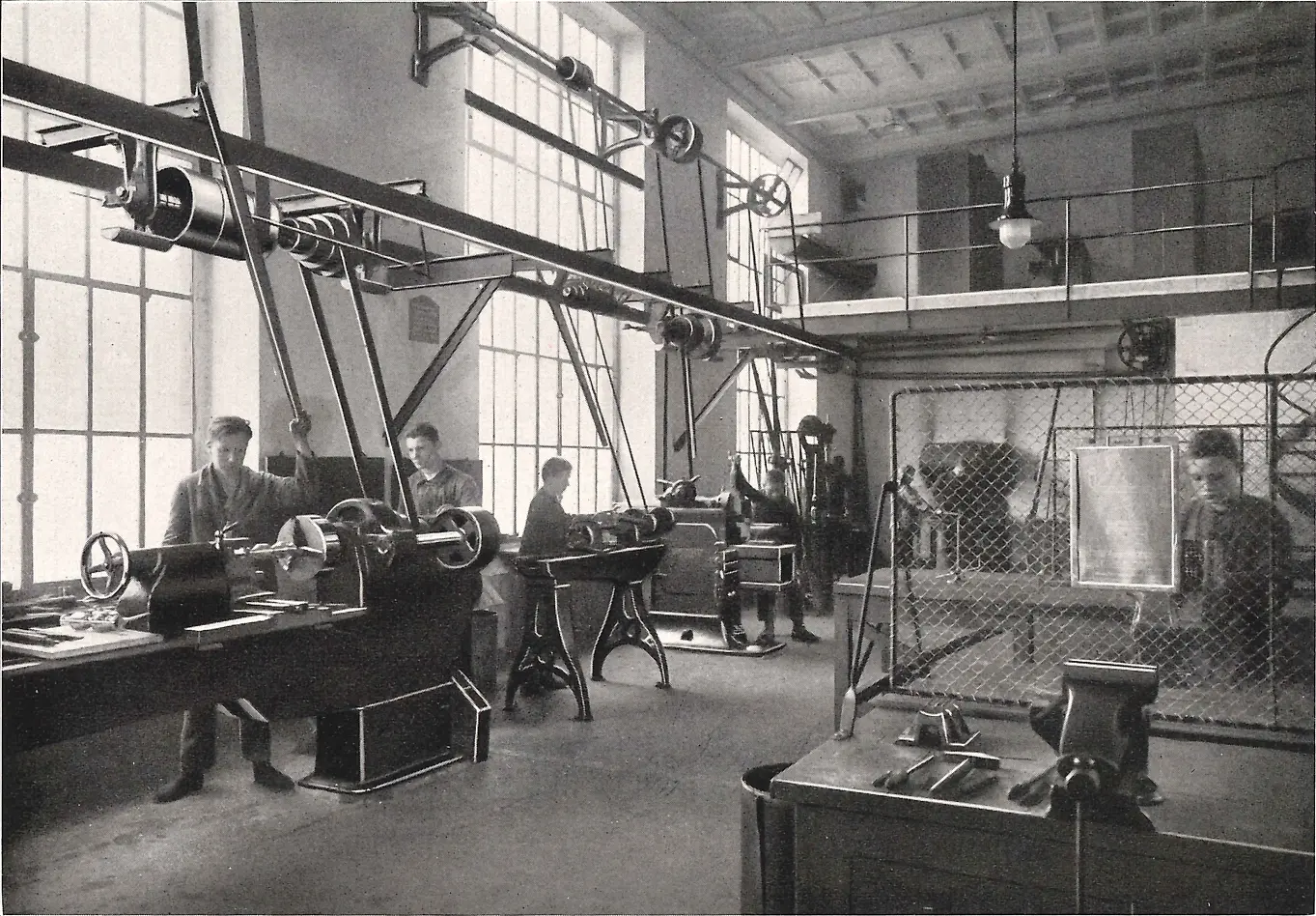 ผู้ฝึกงานกำลังทำงานกับเครื่องจักรในเวิร์กช็อปโลหะ