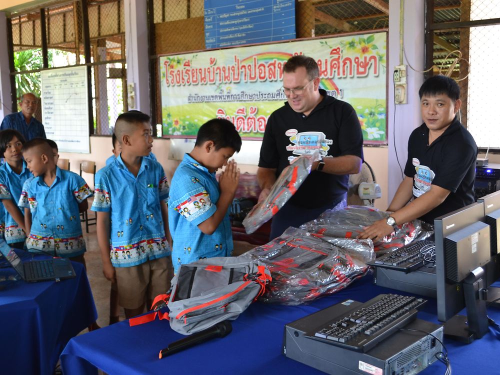 Ben van den Hende, Corporate Vice-President, Supply Chain, Beauty Care, Henkel Asia-Pacific, presenting the computer sets to the children