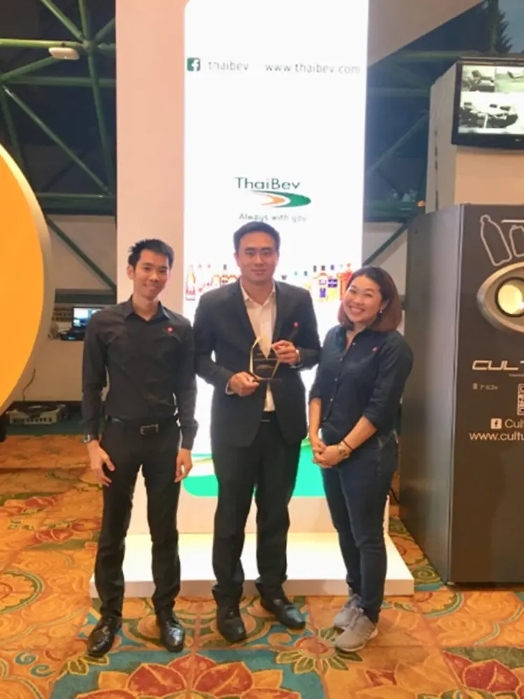 ตัวแทนของเฮงเค็ล ประเทศไทย รับมอบรางวัลในนามของบริษัท