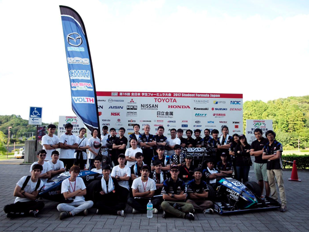 ทีมรถแข่ง แบล็คเพิร์ล ถ่ายภาพหมู่ในการแข่งขันรายการ Student Formula Japan 2017