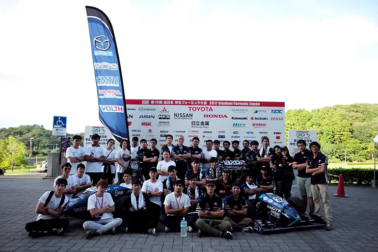 ทีมรถแข่ง แบล็คเพิร์ล ถ่ายภาพหมู่ในการแข่งขันรายการ Student Formula Japan 2017