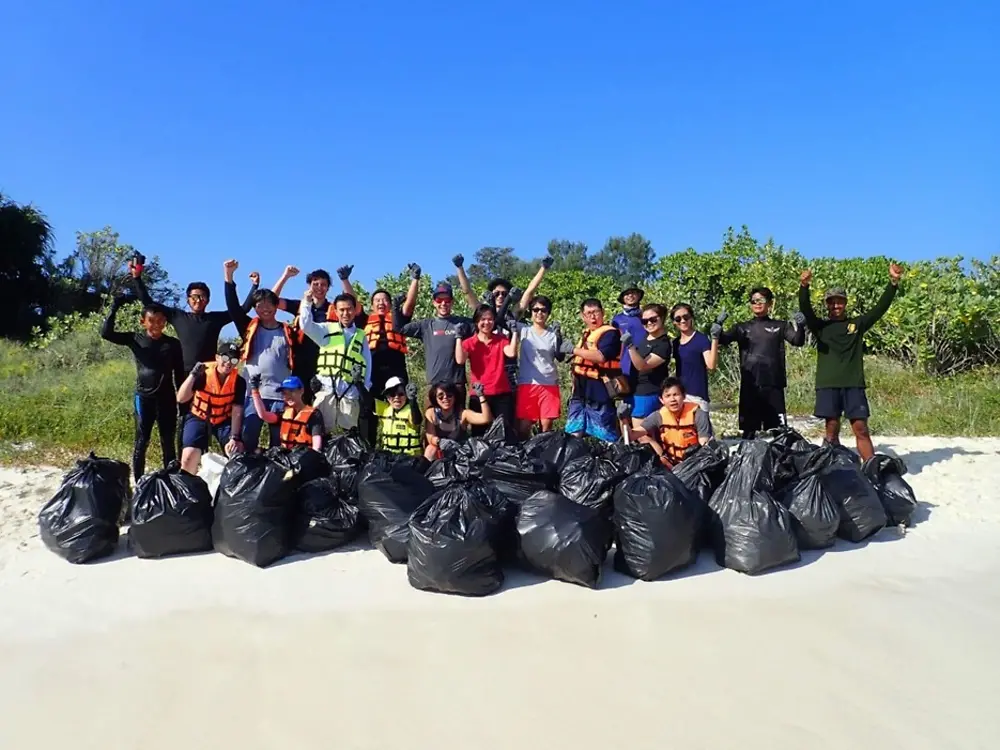 พนักงานของเรา และอาสาสมัครจากบ้านแสมสาร ร่วมกันเก็บขยะบริเวณชายหาดของบ้านแสมสาร จังหวัดชลบุรี