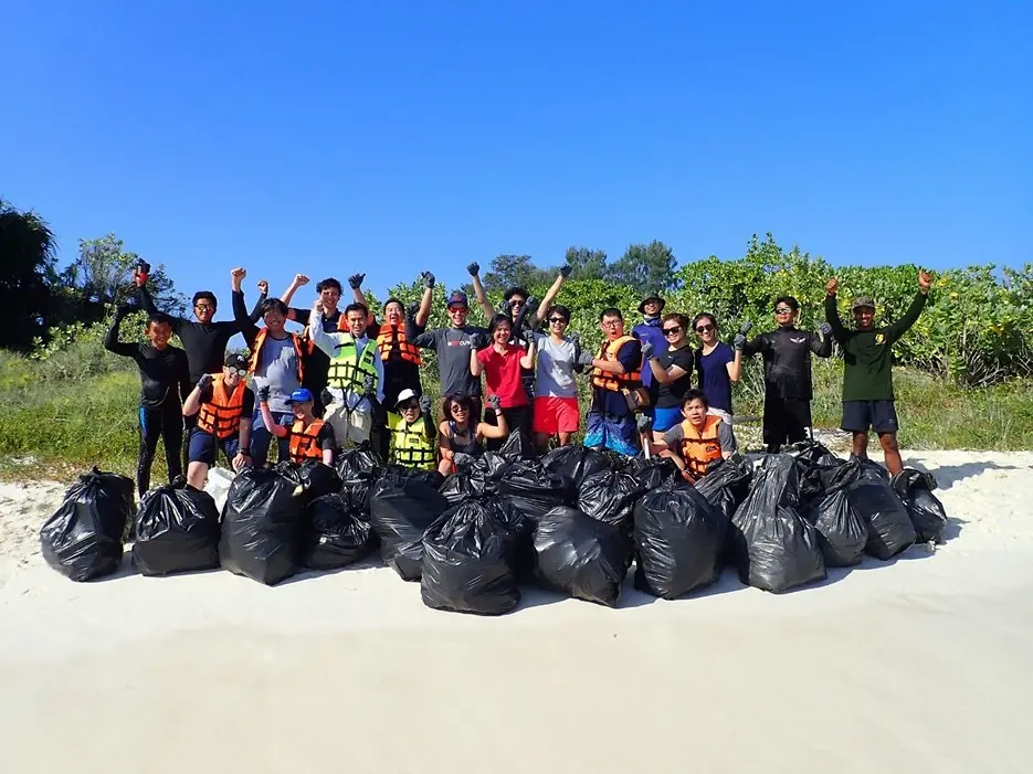 พนักงานของเรา และอาสาสมัครจากบ้านแสมสาร ร่วมกันเก็บขยะบริเวณชายหาดของบ้านแสมสาร จังหวัดชลบุรี