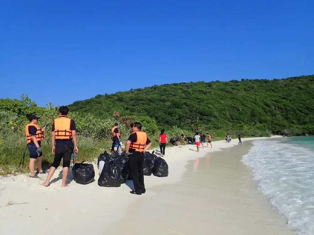 พนักงาน ร่วมกันเก็บขยะจากชายหาดอย่างเต็มที่