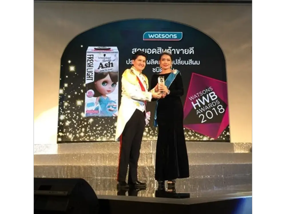 โฟมเปลี่ยนสีผมเฟรชไลท์สีเบอร์รี่แอช (Freshlight Foam Colour Berry Ash) ของเฮงเค็ล ได้รับรางวัล “โฟมเปลี่ยนสีผมยอดขายดีที่สุด” ในงานประกาศรางวัล Watsons HWB Awards 2018