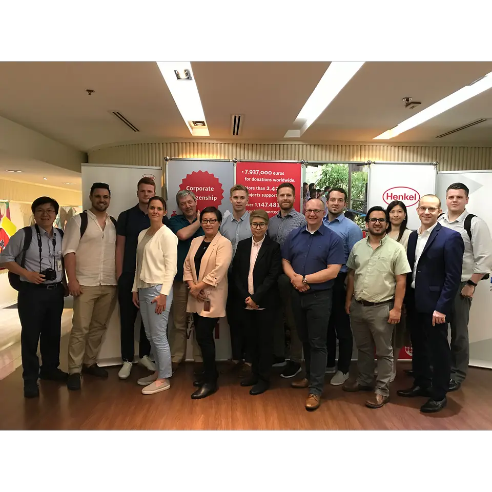 นักศึกษาจากมหาวิทยาลัยแครนฟิลด์ ร่วมถ่ายภาพกับตัวแทนผู้บริหารของเฮงเค็ล ประเทศไทย