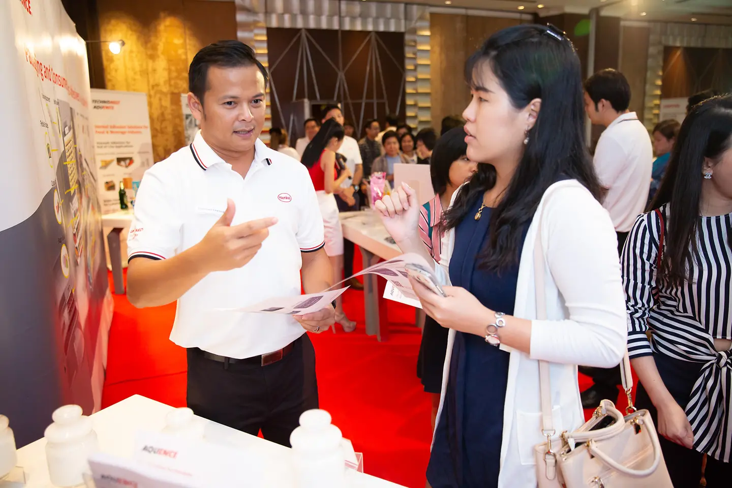 ผู้เชี่ยวชาญของเฮงเค็ล ประเทศไทย อธิบายลูกค้าเกี่ยวกับการใช้นวัตกรรมผลิตภัณฑ์กาวและโซลูชั่น ในบรรจุภัณฑ์ที่ปลอดภัยสำหรับอาหาร