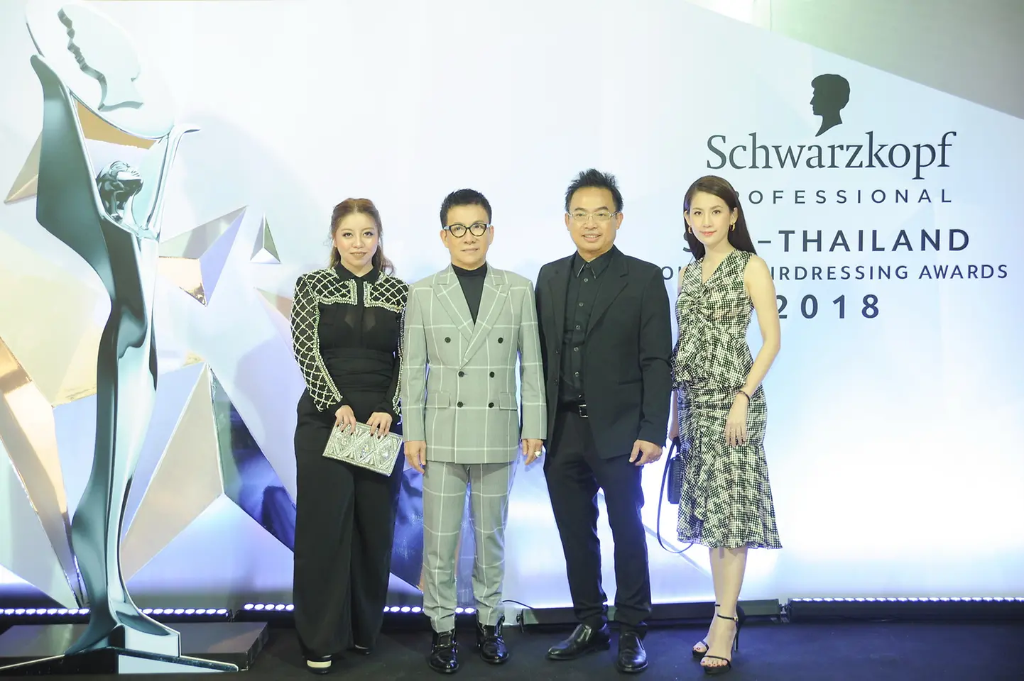 คุณธีรศักดิ์ ไตรทิพย์ ผู้จัดการทั่วไป ชวาร์สคอฟ โปรเฟสชั่นแนล ประเทศไทย(ที่3จากซ้าย) ถ่ายภาพร่วมกันกับคุณสมศักดิ์ ชลาชลประธานที่ปรึกษากิตติมศักดิ์ทางด้านภาพลักษณ์ของชวาร์สคอฟ โปรเฟสชั่นแนล ประเทศไทย พร้อมด้วยเซเลบริตี้ชื่อดัง คุณเมษา-วรรณวิไล เตชะสมบูรณ์(ซ้ายสุด) และดาราสาวพลอย- ภัทรากร ตั้งศุภกุล(ขวาสุด) ร่วมแสดงความยินดี