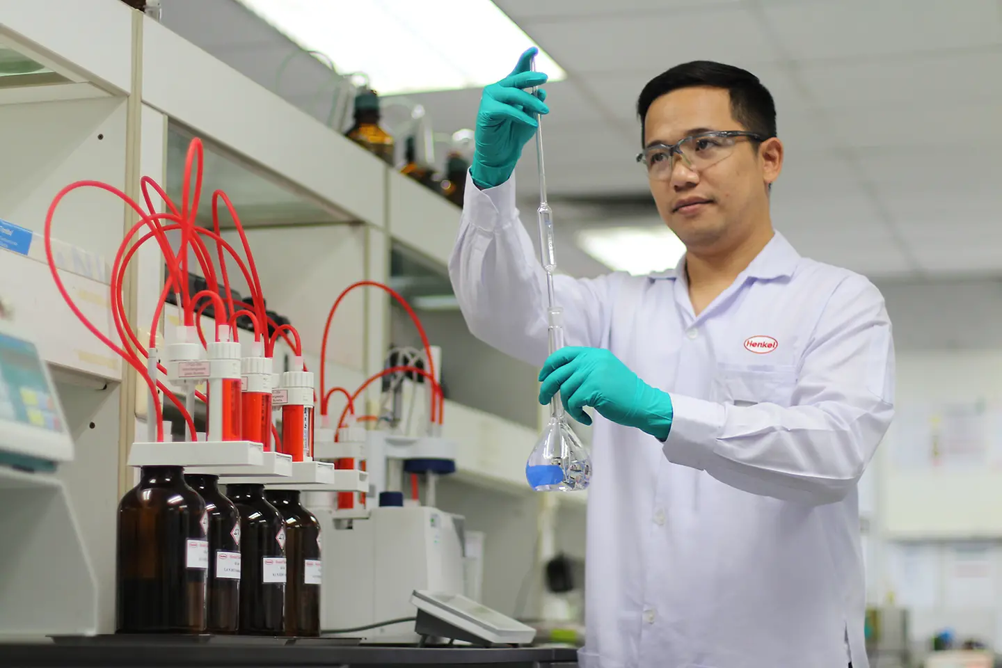 พนักงานกำลังทำการทดสอบผลิตภัณฑ์ในห้องปฏิบัติการที่โรงงานเทคโนโลยีกาวของเฮงเค็ล ในบางปะกง จังหวัดชลบุรี